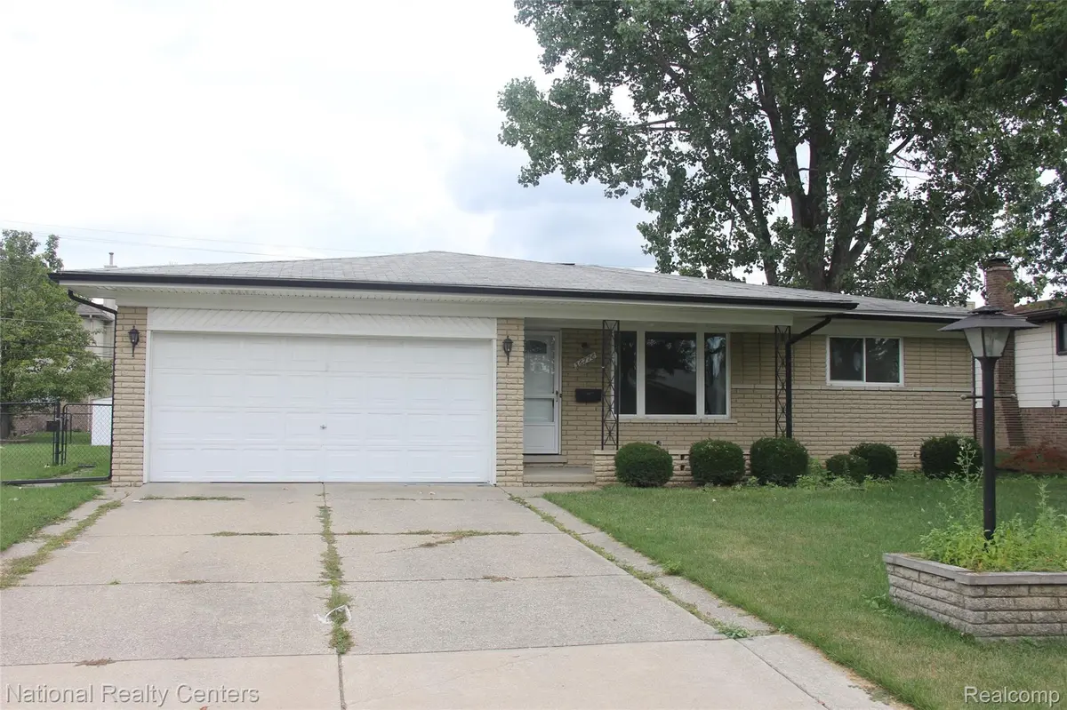 36778 Wayne DR, Sterling Heights, MI 48312