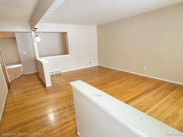 36778 Wayne DR, Sterling Heights, MI 48312