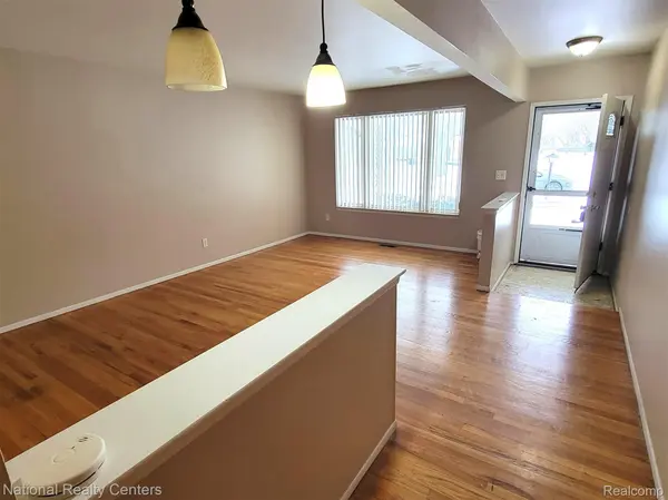 36778 Wayne DR, Sterling Heights, MI 48312