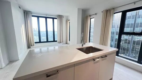 Toronto C10, ON M4S 0E2,20 Soudan AVE #1707