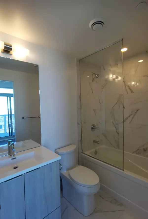 Vaughan, ON L4K 5Z7,8 Interchange WAY #5506