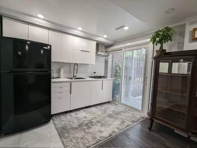 Toronto, ON M2R 3K6,49 Red Robin WAY #5