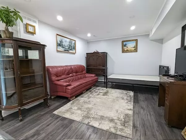 Toronto, ON M2R 3K6,49 Red Robin WAY #5