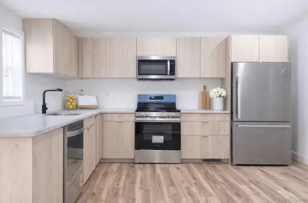 21912 Lakeview ST, St. Clair Shores, MI 48080