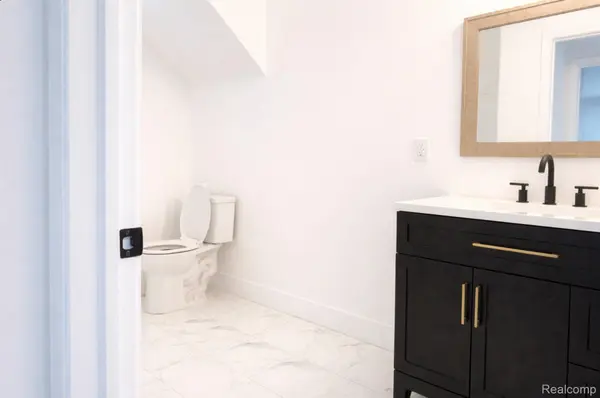 21912 Lakeview ST, St. Clair Shores, MI 48080