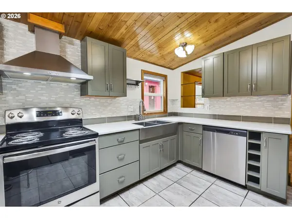 20284 EL ROMAR DR NE, Scotts Mills, OR 97375