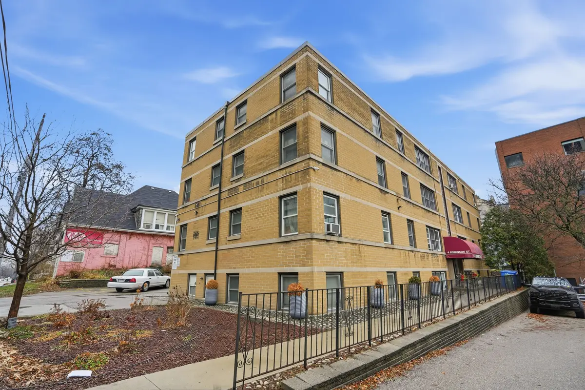 4 Robinson ST #9, Hamilton, ON L8P 1Y5