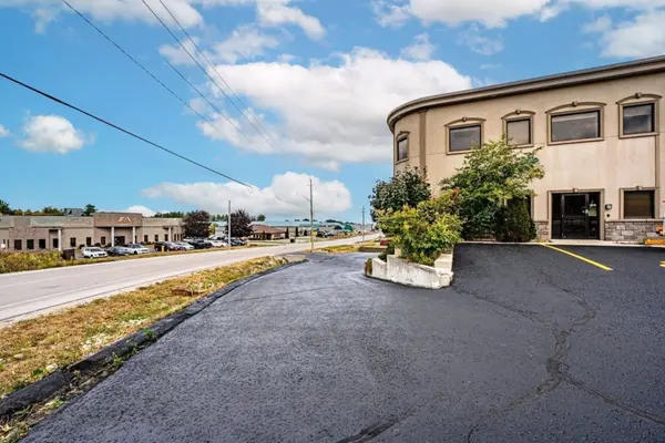 27 Hooper RD, Barrie, ON L4N 9S3