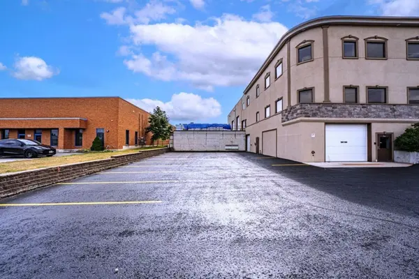 27 Hooper RD, Barrie, ON L4N 9S3