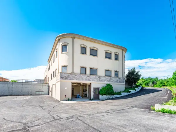 27 Hooper RD, Barrie, ON L4N 9S3