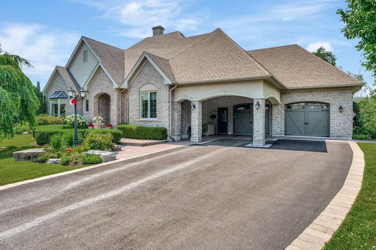 22 Rosslyn DR, Brighton, ON K0K 1H0