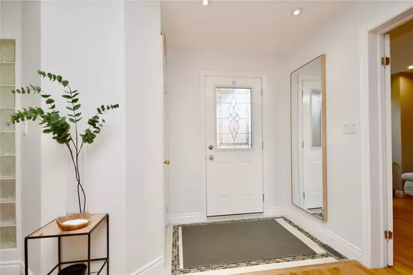 Barrie, ON L4N 6Z4,251 Livingstone ST W #upper