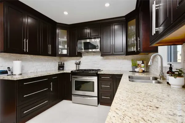 Barrie, ON L4N 6Z4,251 Livingstone ST W #upper