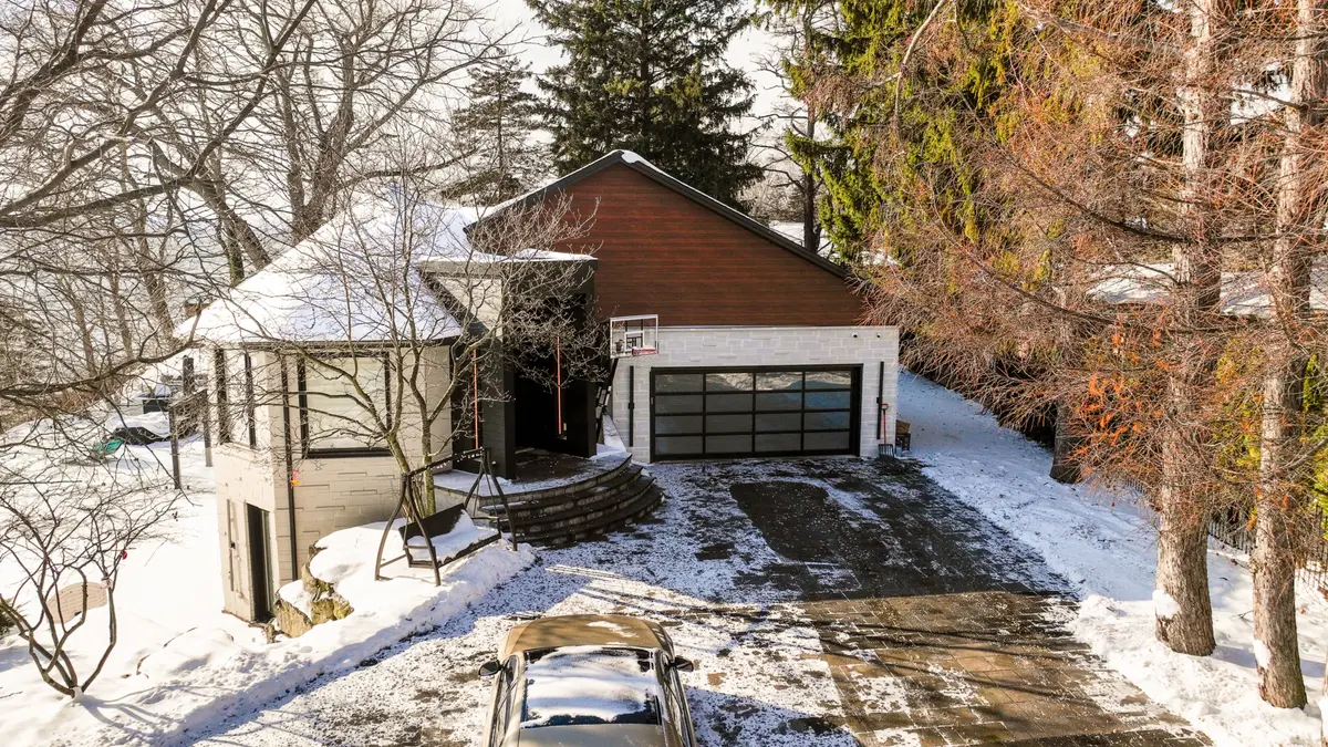 100 Appleby PL, Burlington, ON L7L 2X1