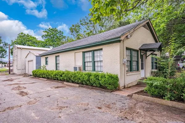 106 S College Street, Lindale, TX 75771