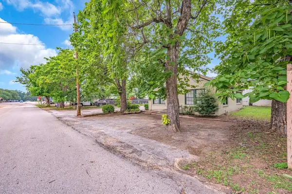 106 S College Street, Lindale, TX 75771