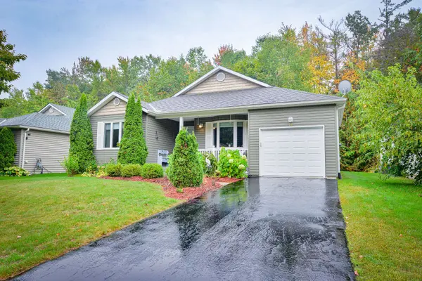 77 Hedgewood LN,  Gravenhurst,  ON P1P 1Z4