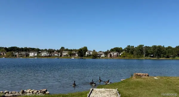 2910 LOON DR, Wixom, MI 48393