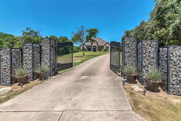 145 Ranch Creek Drive,  Azle,  TX 76020