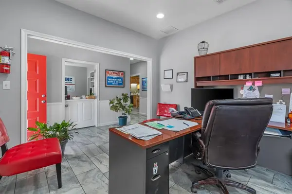 132 W Mcleroy Boulevard, Saginaw, TX 76179