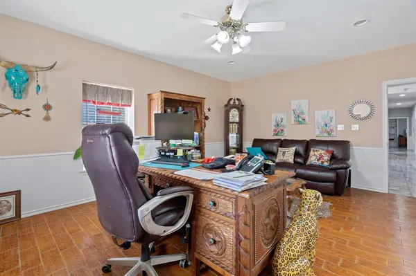 132 W Mcleroy Boulevard, Saginaw, TX 76179