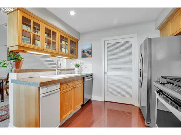 905 N HARBOUR DR ##6, Portland, OR 97217