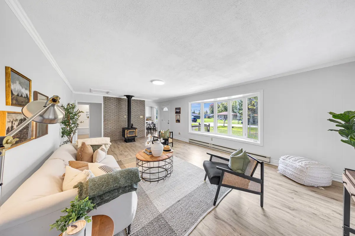 9 Centre RD, Georgina, ON L0E 1N0