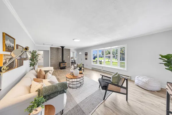 9 Centre RD,  Georgina,  ON L0E 1N0