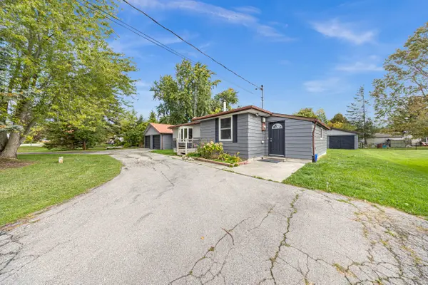 9 Centre RD, Georgina, ON L0E 1N0