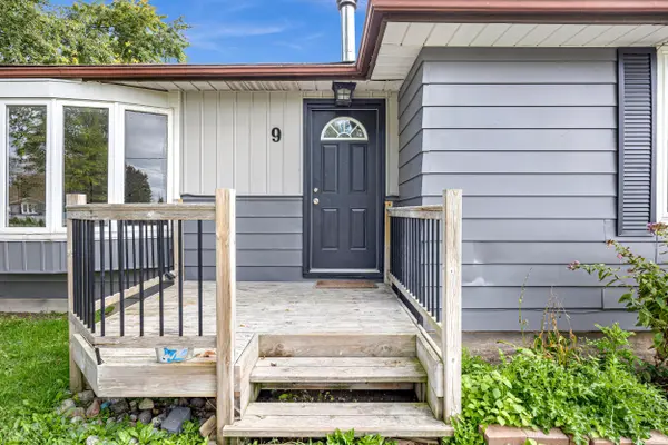 9 Centre RD, Georgina, ON L0E 1N0