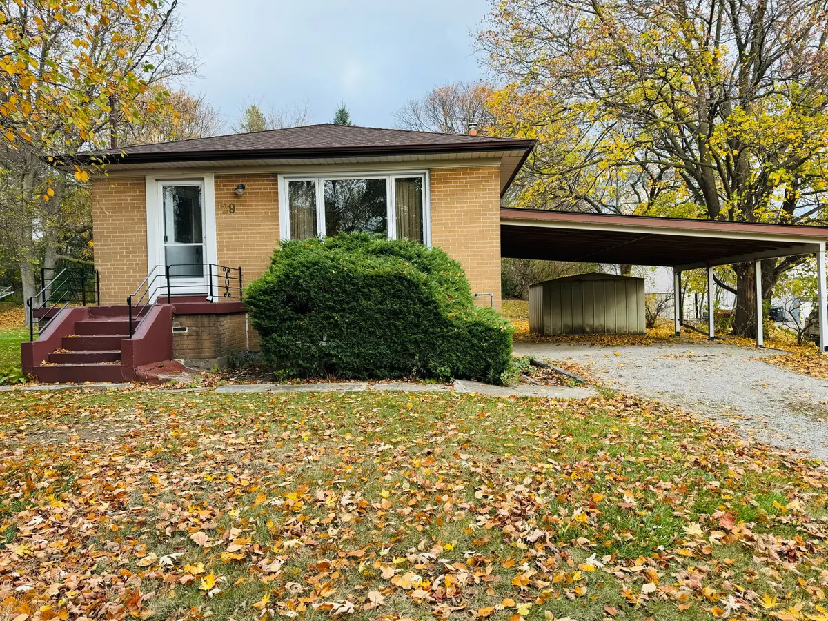 29 Bayview Pkwy, Newmarket, ON L3Y 3W2
