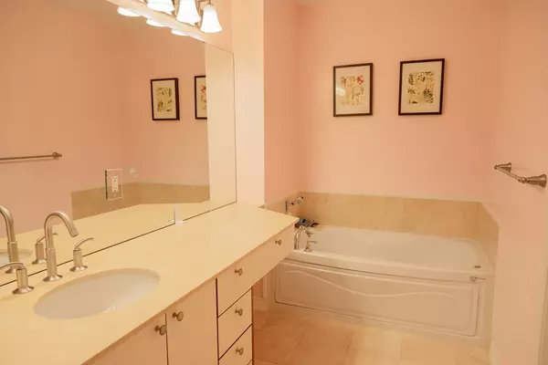 Toronto, ON M2N 7B9,11 Everson DR #414