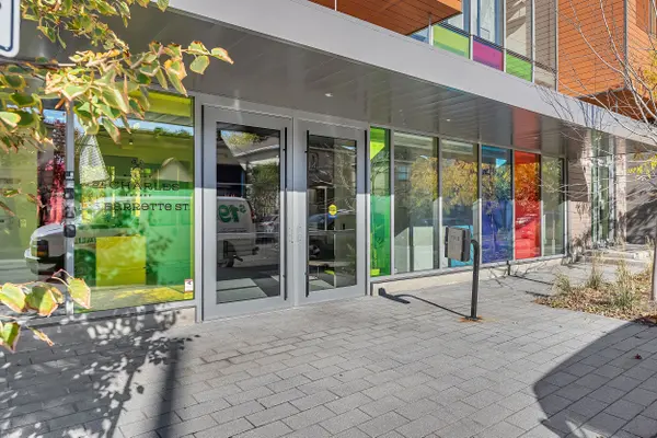 135 Barrette ST #101, Vanier And Kingsview Park, ON K1L 7Z9