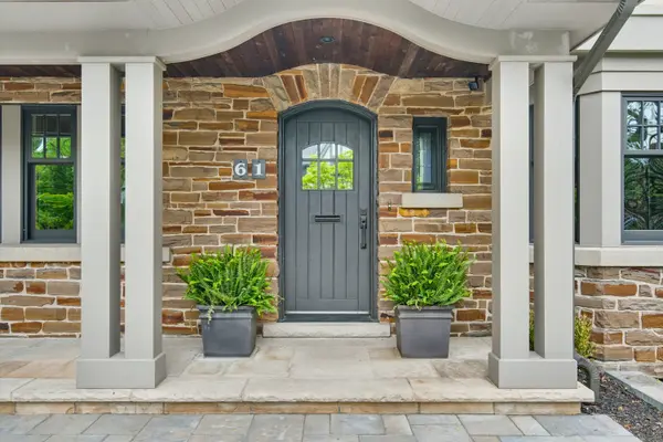 61 Oak Knoll DR, Hamilton, ON L8S 4C2