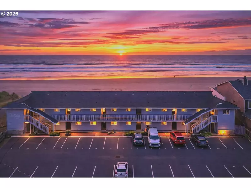 137 S PACIFIC ST, Rockaway Beach, OR 97136