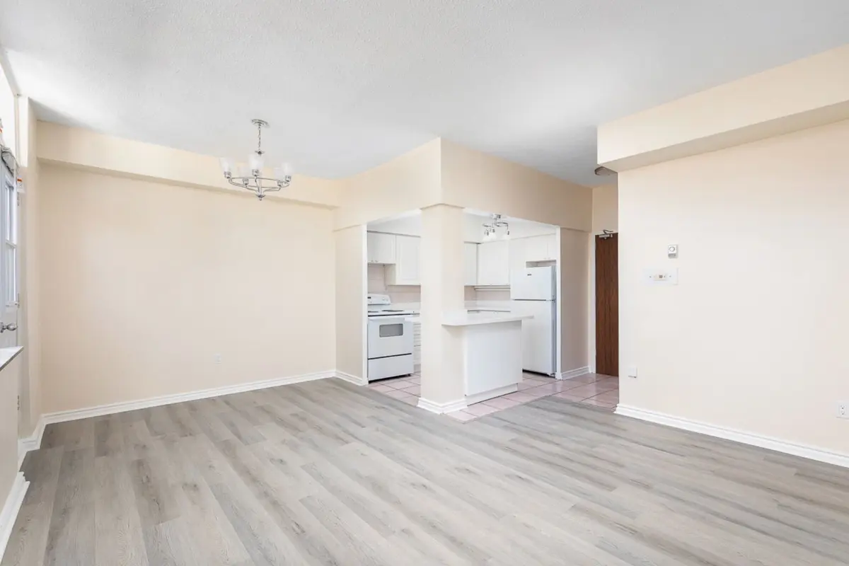 34 Walmer RD #705, Toronto C02, ON M5R 2W6