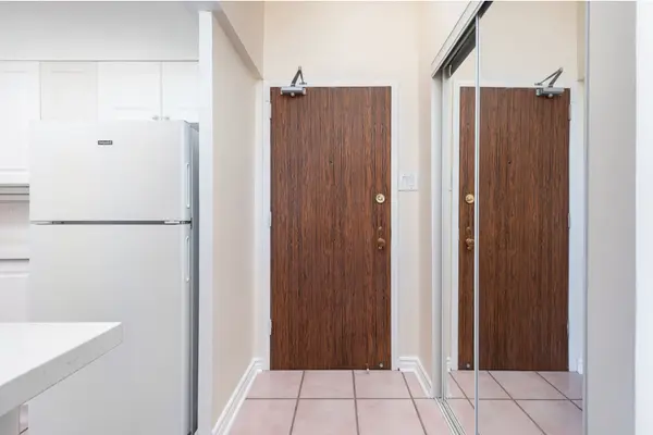 34 Walmer RD #705, Toronto C02, ON M5R 2W6