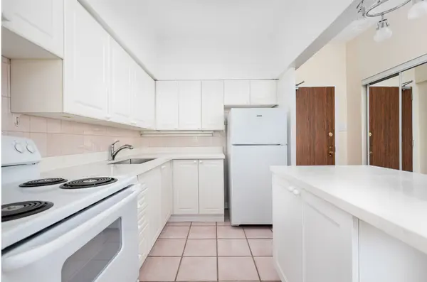 34 Walmer RD #705, Toronto C02, ON M5R 2W6