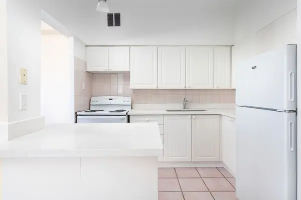 34 Walmer RD #705, Toronto C02, ON M5R 2W6