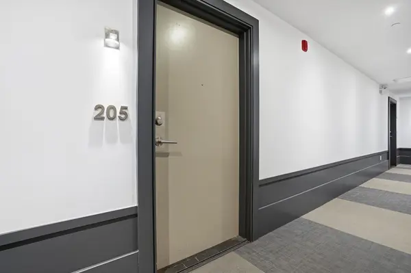 10 Concord PL #205, Grimsby, ON L3M 0G6