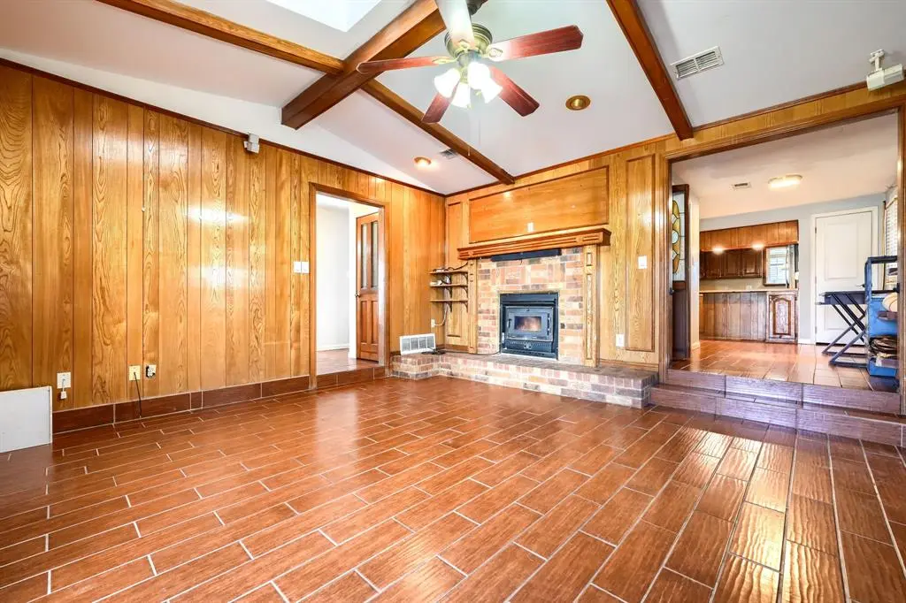 2112 Mangum Street, Commerce, TX 75428