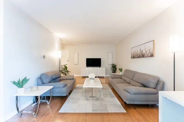 11 Woodman DR S #211, Hamilton, ON L8K 4E3