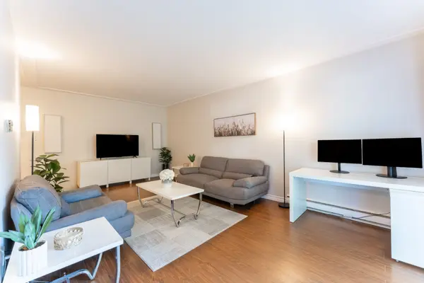 11 Woodman DR S #211, Hamilton, ON L8K 4E3