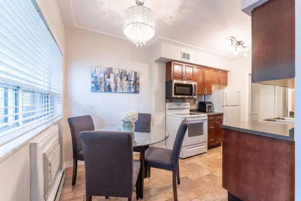 11 Woodman DR S #211, Hamilton, ON L8K 4E3