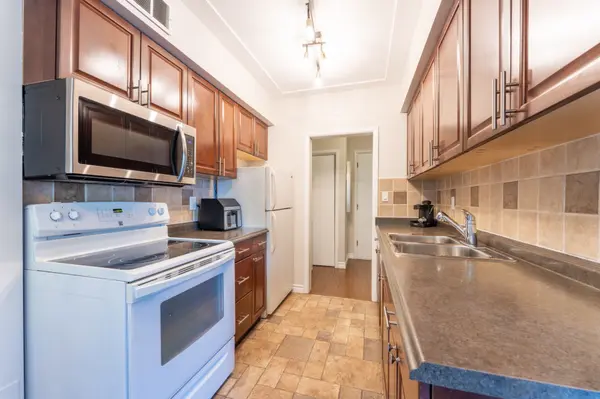 11 Woodman DR S #211, Hamilton, ON L8K 4E3