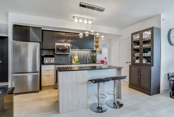 31 Tippett RD #402, Toronto C06, ON M3H 0C8