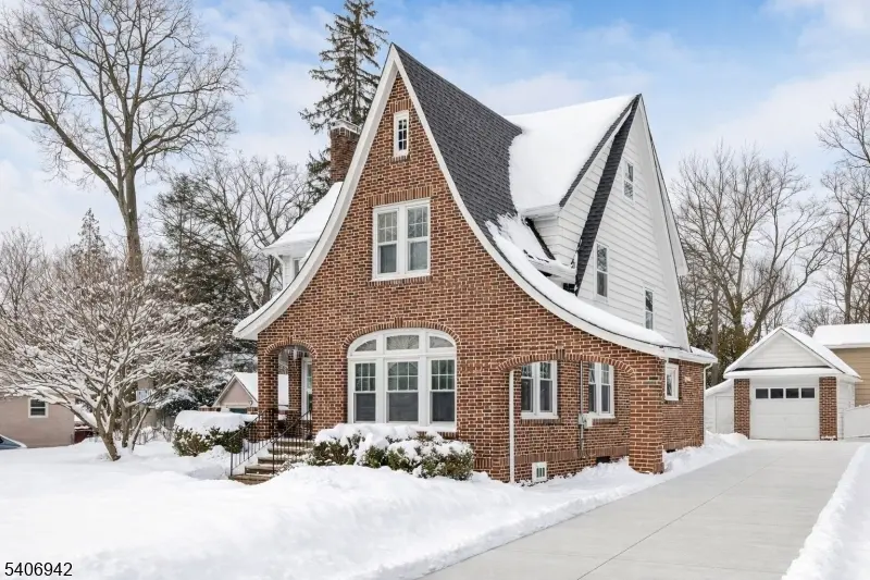 33 Homewood Ave, Allendale Boro, NJ 07401