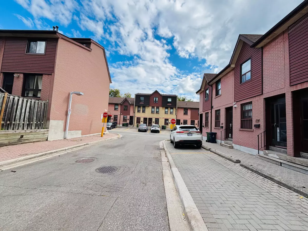 Toronto, ON M4M 3H5,275 Broadview AVE #206