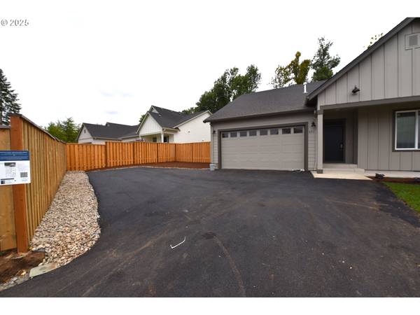 871 OAKLEAF WAY, Silverton, OR 97381