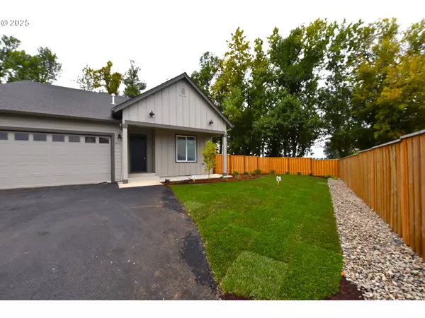 Silverton, OR 97381,871 OAKLEAF WAY